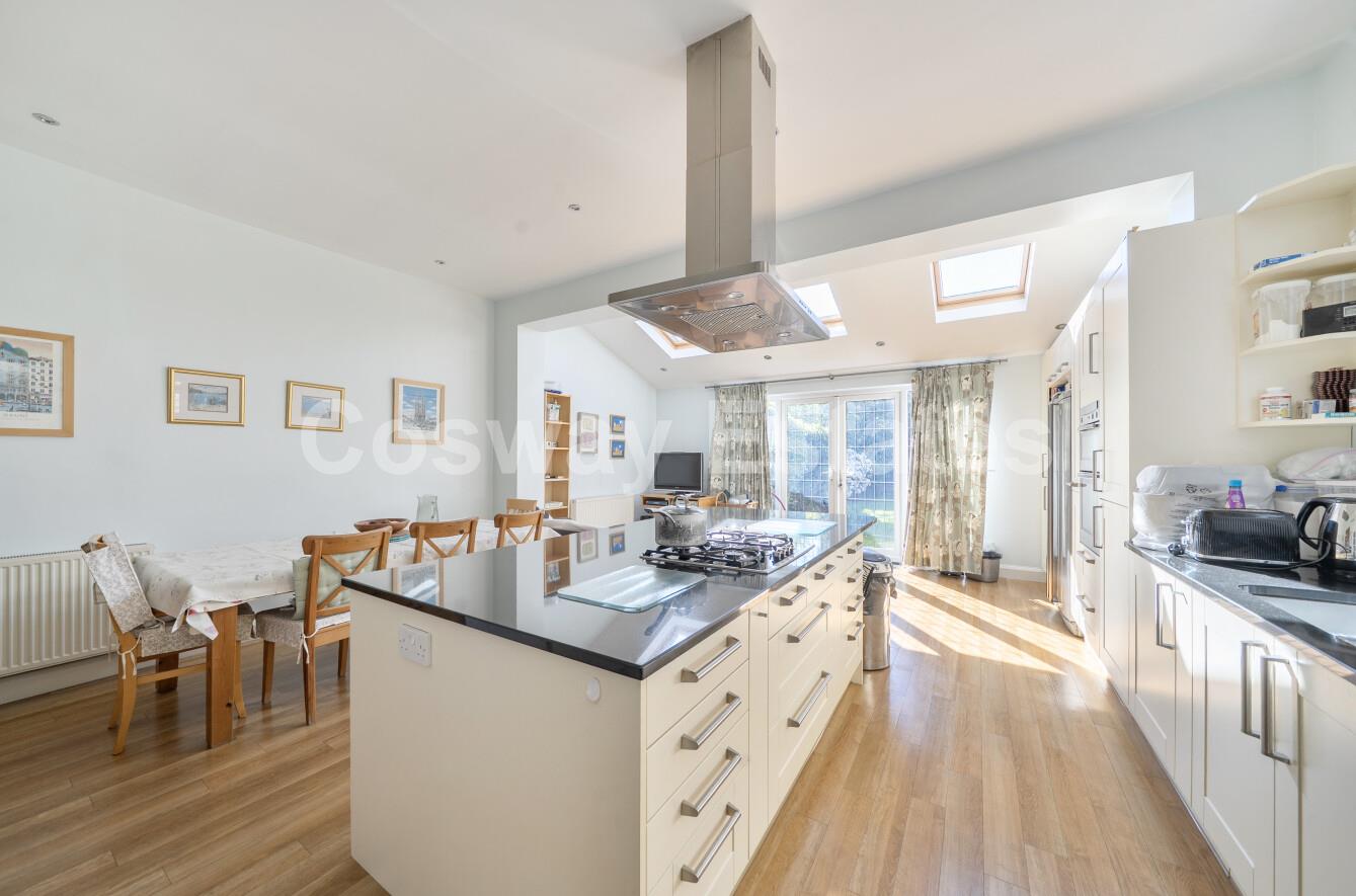 5 bed property in Sunnydale Gardens, Mill Hill, NW7, London